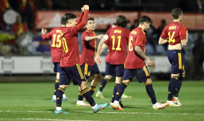 Víctor Gómez, en la celebración de uno de los goles de la sub 21. (Foto: SeFutbol)