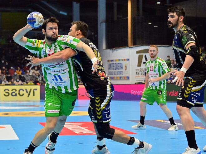 Un lance del Iberoquinoa Antequera-Ángel Ximénez de la Copa del Rey (Foto: RFEBM / JL Recio).