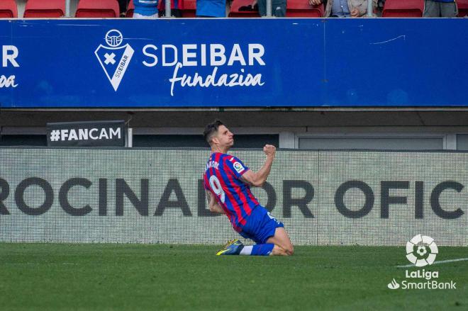Fran Sol celebra su gol con el Eibar (Foto: LaLiga).