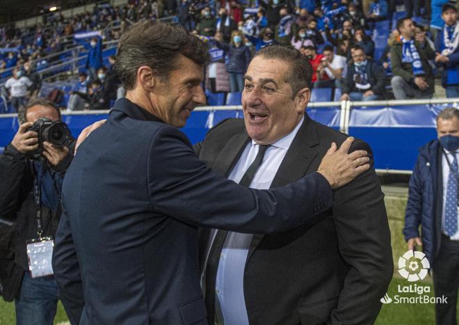 Saludo entre Ziganda y Sandoval antes del Real Oviedo-Fuenlabrada (Foto: LaLiga).