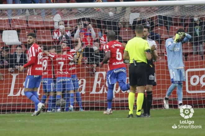 Los jugadores del Sporting celebran un gol de Djuka (Foto: LaLiga).