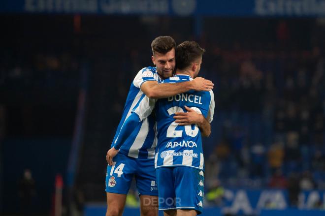 Calavera y Doncel celebran un gol fundidos en un abrazo (Foto: RCD).