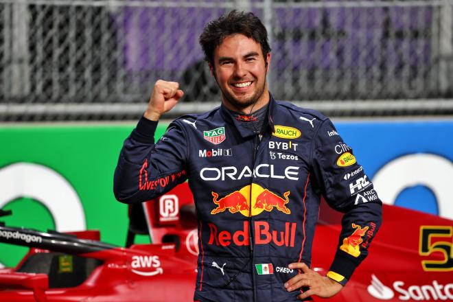Checo Pérez, piloto de Red Bull, celebra la pole en el Gran Premio de Arabia Saudí (Foto: Cordon Press).