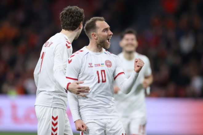 Christian Eriksen celebra su gol en el Países Bajos-Dinamarca.