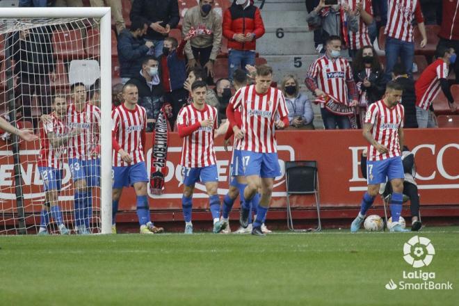 Los jugadores del Sporting celebran un gol de Djuka (Foto: LaLiga).