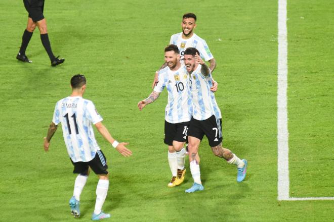 Leo Messi celebra un gol con Rodrigo de Paul y Ángel di María (Foto: Cordon Press).
