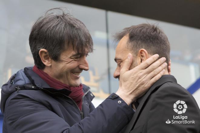 Pacheta saluda a Fran Fernández antes del Alcorcón-Real Valladolid (Foto: LaLiga).