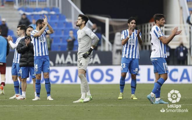 Dani Barrio, desolado tras la derrota del Málaga ante el Huesca (Foto: LaLiga).