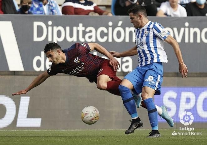 Jairo defiende un balón ante el Huesca (Foto: LaLiga).