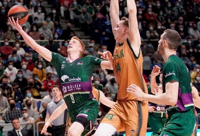 Lance del partido entre Unicaja y Coosur Betis (Foto: Unicaja CB).