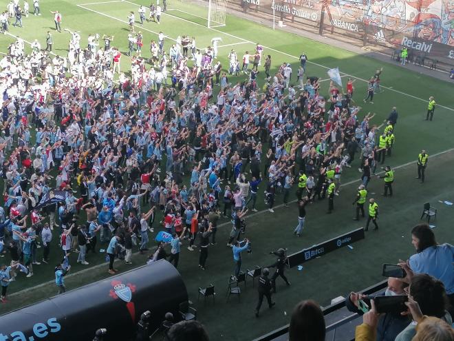 Los aficionados del Celta celebran la victoria del filial ante el Dépor.
