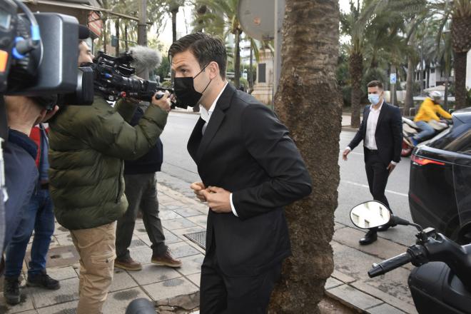 Santi Mina entra a su juicio por presunta agresión sexual (Foto: EFE).