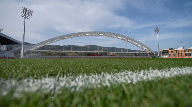 El bello arco sobre la tribuna y el césped de Lezama (Foto: Athletic Club).