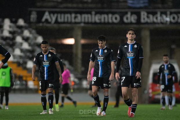 Los jugadores del Dépor tras la dura derrota en Badajoz (Foto: RCD).