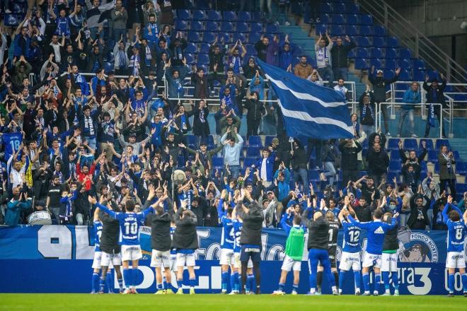 Los jugadores del Real Oviedo celebran con la grada la victoria ante el Fuenlabrada