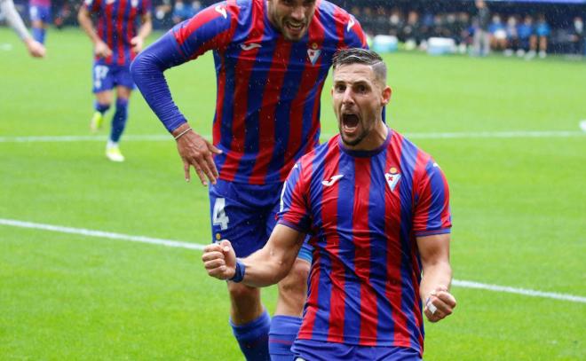 Fran Sol celebra un gol con el Eibar