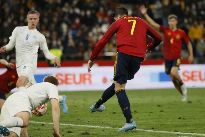 Morata golpea el balón en el España-Islandia.