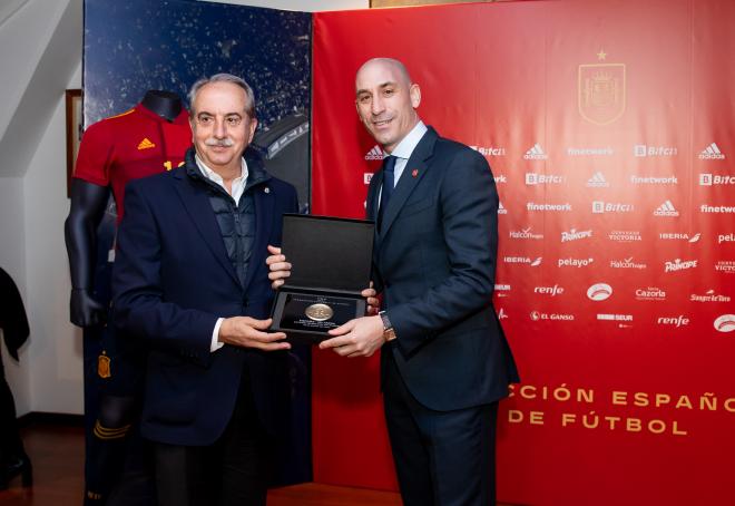 Antonio Couceiro, presidente del Deportivo, recibiendo un obsequio de Luis Rubiales (Foto: RFEF)