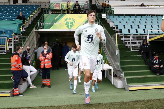 Alejandro Francés sale a calentar antes del partido de España sub 21 (Foto: @SEFutbol).