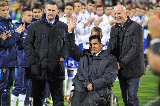 Fernando Cáceres, en su homenaje en La Romareda (Foto: Cordon Press).