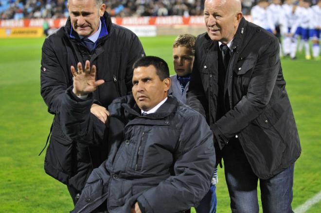 Fernando Cáceres, en su homenaje en La Romareda (Foto: Cordon Press).