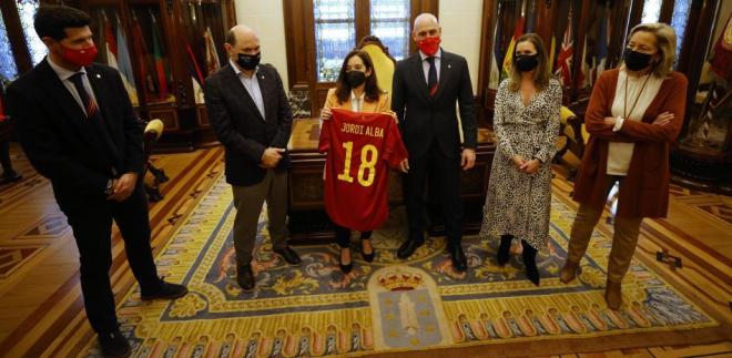La alcaldesa recibió la camiseta de Jordi Alba antes de protagonizar la anécdota con Soler