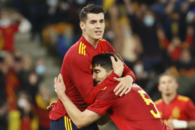 Álvaro Morata abraza a Carlos Soler tras uno de sus goles el España-Islandia que se jugó en Riazor (Foto: EFE).