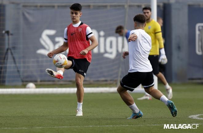 Andrés Caro en la sesión matinal tras recuperarse de su lesión (Foto: Twitter Málaga CF)