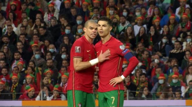 Cristiano Ronaldo y Pepe durante el partido de Portugal contra Macedonia del Norte.