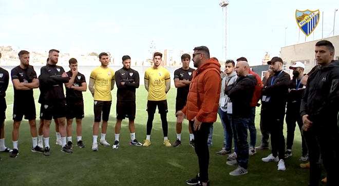 Imagen del encuentro entre miembros de la Grada de Animación y la primera plantilla. (Captura: Málaga CF)