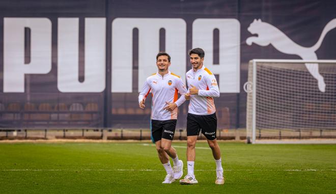 Guillamón y Soler sonríen en Paterna (Foto: Valencia CF)