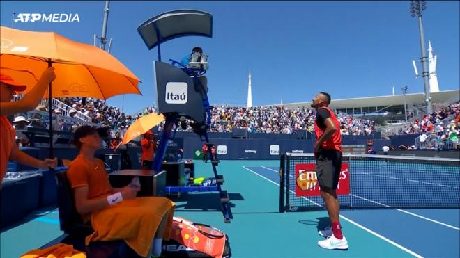 Nick Kyrgios discutiendo con el juez de silla durante un partido en el Masters de Miami