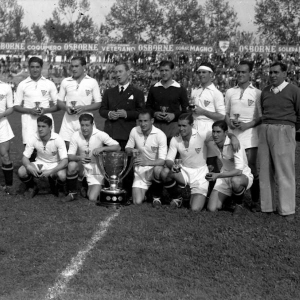 Alineación ganadora del Sevilla en 1946 (Foto: Sevilla Oficial)