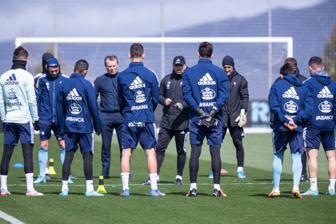 Coudet dirige la sesión de entrenamiento. (Foto: Celta de Vigo)