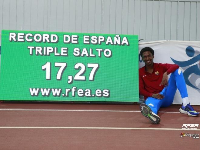 Jordan Díaz posando con el récord de España de triple salto (Foto: RFEA).