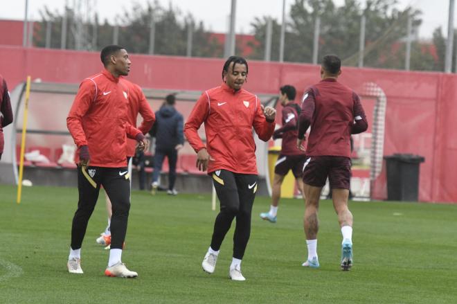 Koundé y Martial en el entrenamiento del Sevilla (Foto: Kiko Hurtado)