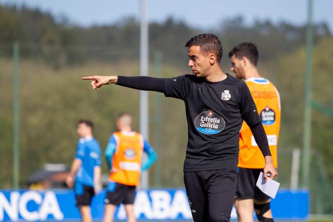 Borja Jiménez dando instrucciones a sus jugadores (Foto: RCD).