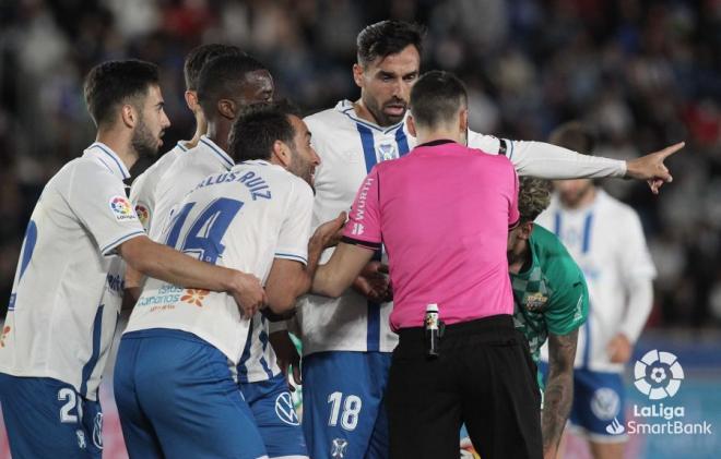 Protesta del CD Tenerife en el partido ante el Almería (Foto: LaLiga). 