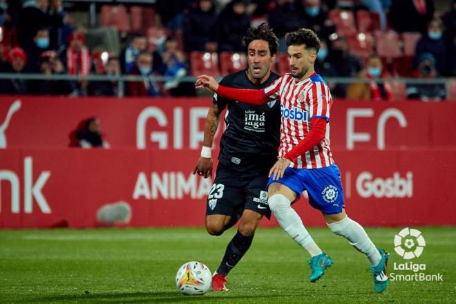 Escassi defiende un balón en el Girona-Málaga (Foto: LaLiga).