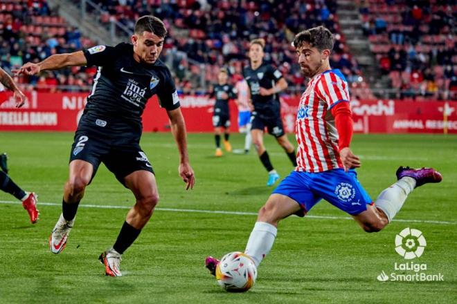 Víctor Gómez defiende a Jairo (Foto: LaLiga).