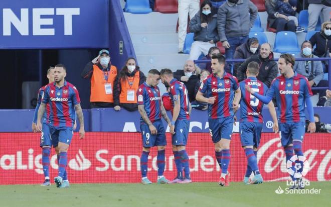 Roger y Morales celebran el gol del 'Comandante' ante el Villarreal en el Ciutat de València. (Foto: LaLiga).