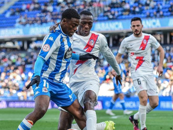 De Camargo con el balón ante los jugadores del Rayo Majadahonda (Foto: RCD).