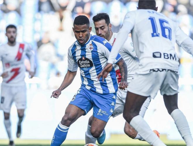 Juergen presionado por los jugadores del Rayo Majadahonda (Foto: RCD).