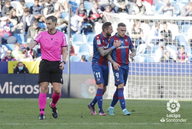 Roger y Morales celebran su gol ante el Villarreal (Foto: LaLiga).