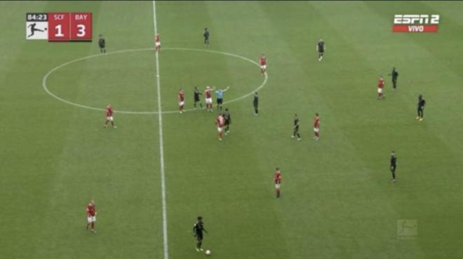 Los 11 jugadores de campo del Bayern en un instante ante el Friburgo (Captura: ESPN).