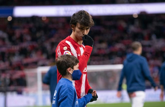 Joao Félix, con un niño a su salida al césped del Wanda Metropolitano (Foto: Cordon Press).