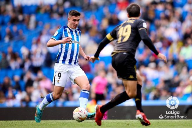 Karrikaburu aguanta el balón (Foto: LaLiga).