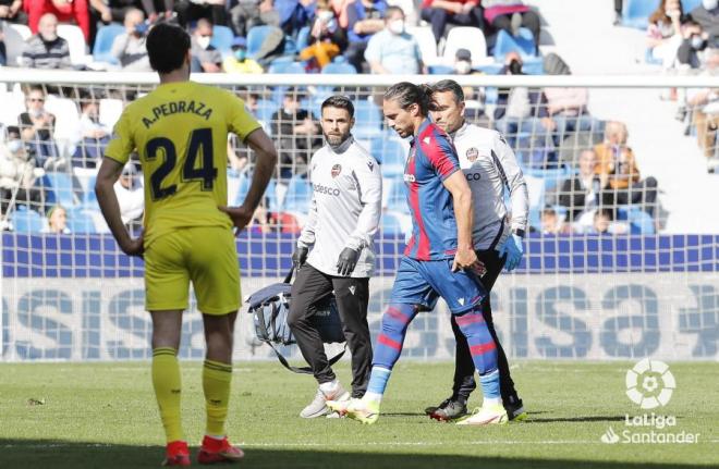 Martín Cáceres se marcha lesionado del encuentro entre Levante y Villarreal en el Ciutat. (Foto: LaLiga).