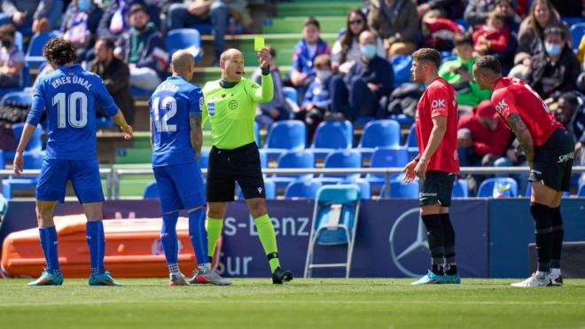 Mateu Lahoz muestra una amarilla en el Getafe-Mallorca (Foto: Cordon Press).