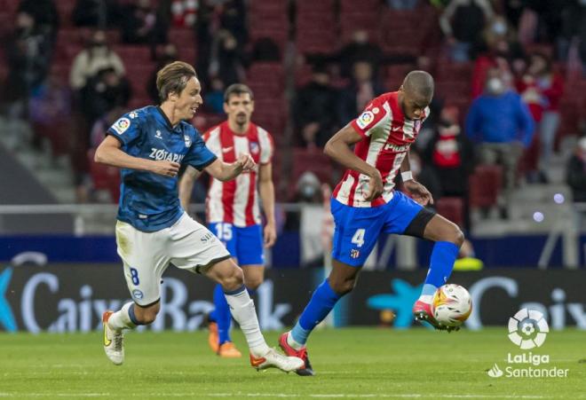 Kondogbia controla el balón en el Atlético-Alavés.